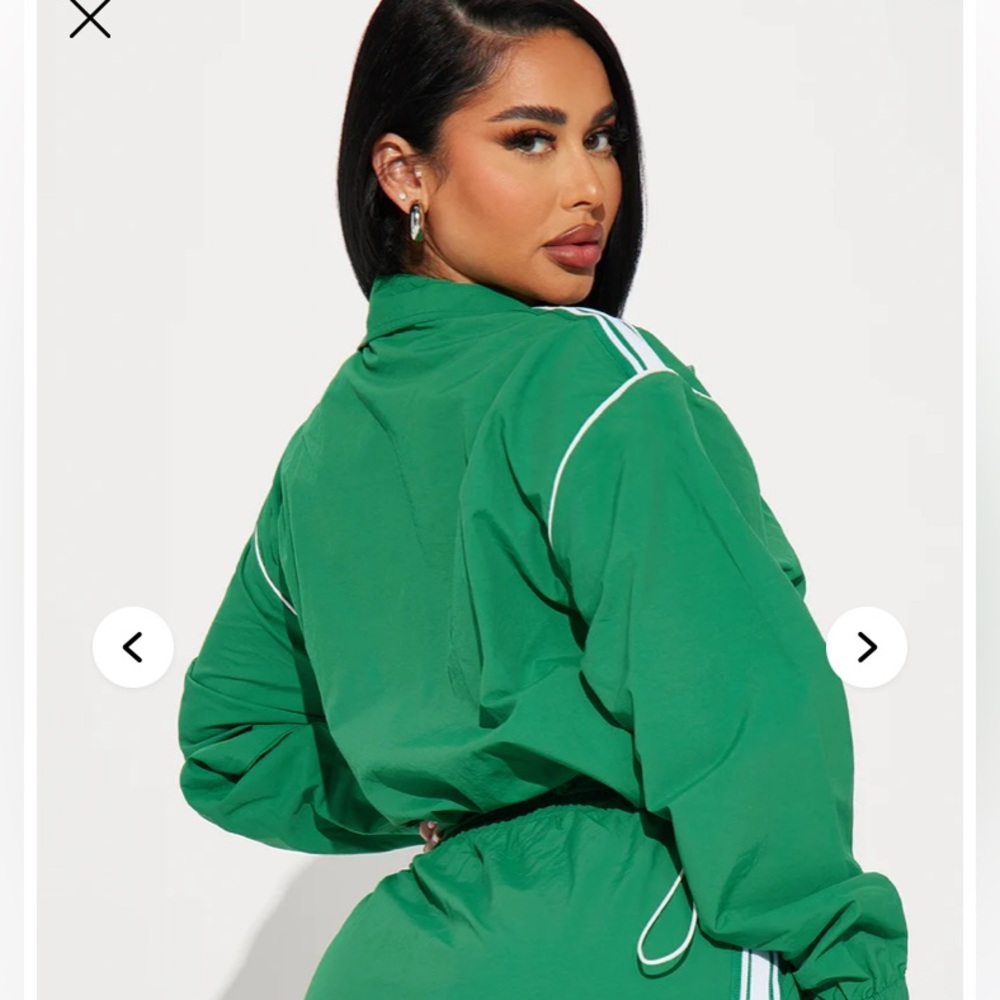 Fashion nova Kelly green windbreaker jacket with sport stripe NWT pockets L